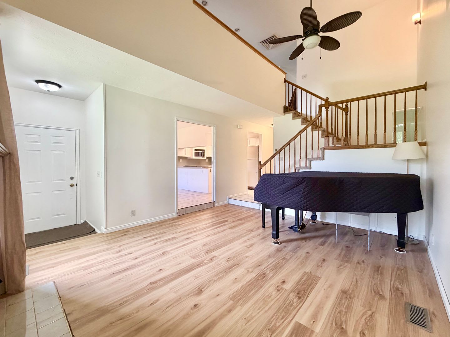 Spacious Townhome with 2 Kitchens, Huge Basement & 3 Full Bathrooms – photo 2