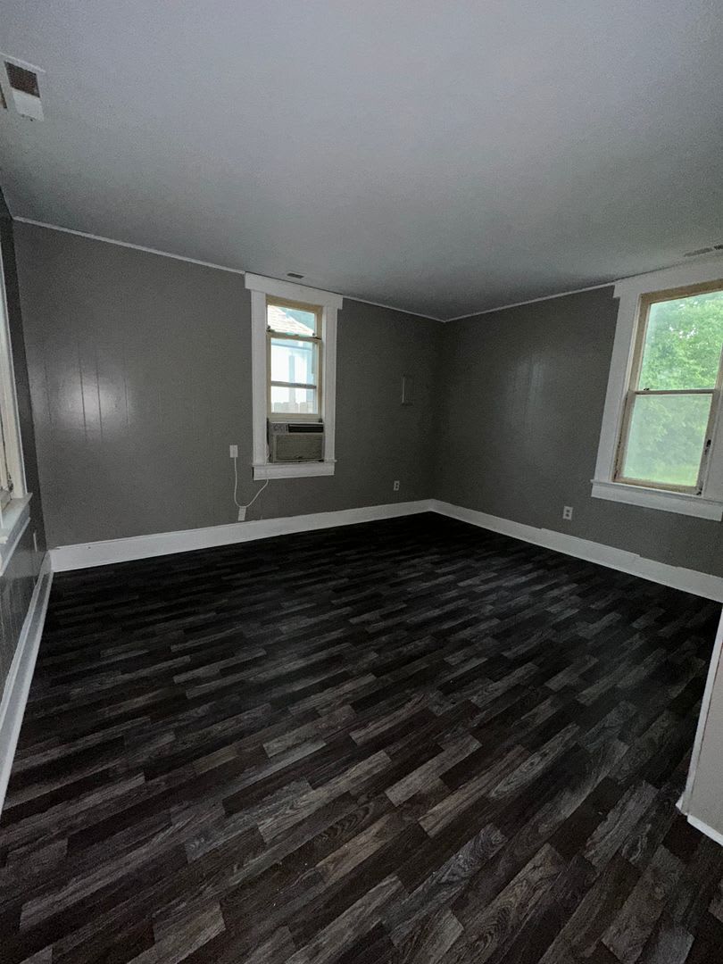 Freshly Renovated 1-Bedroom Gem with Fenced Yard in a Prime Central Location – photo 3