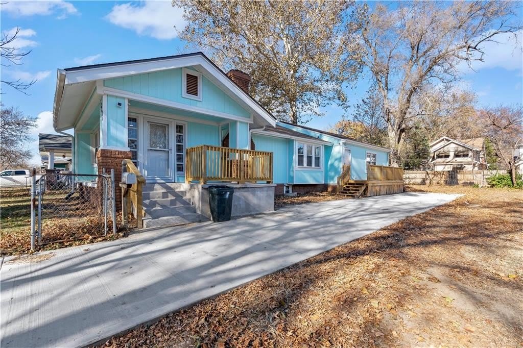 2224 E 68th Terrace – photo 2