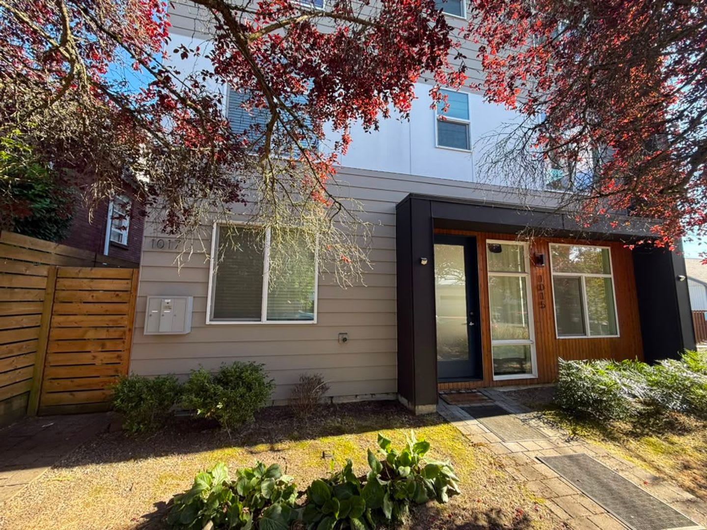 Fully Furnished 9 Bed 3 Bath U District Home – photo 2