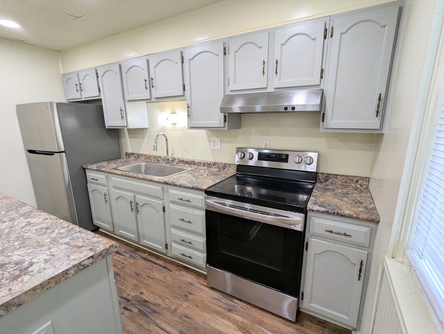 2 Bedroom 1 Bathroom Right Side Duplex (Brookline) – photo 4