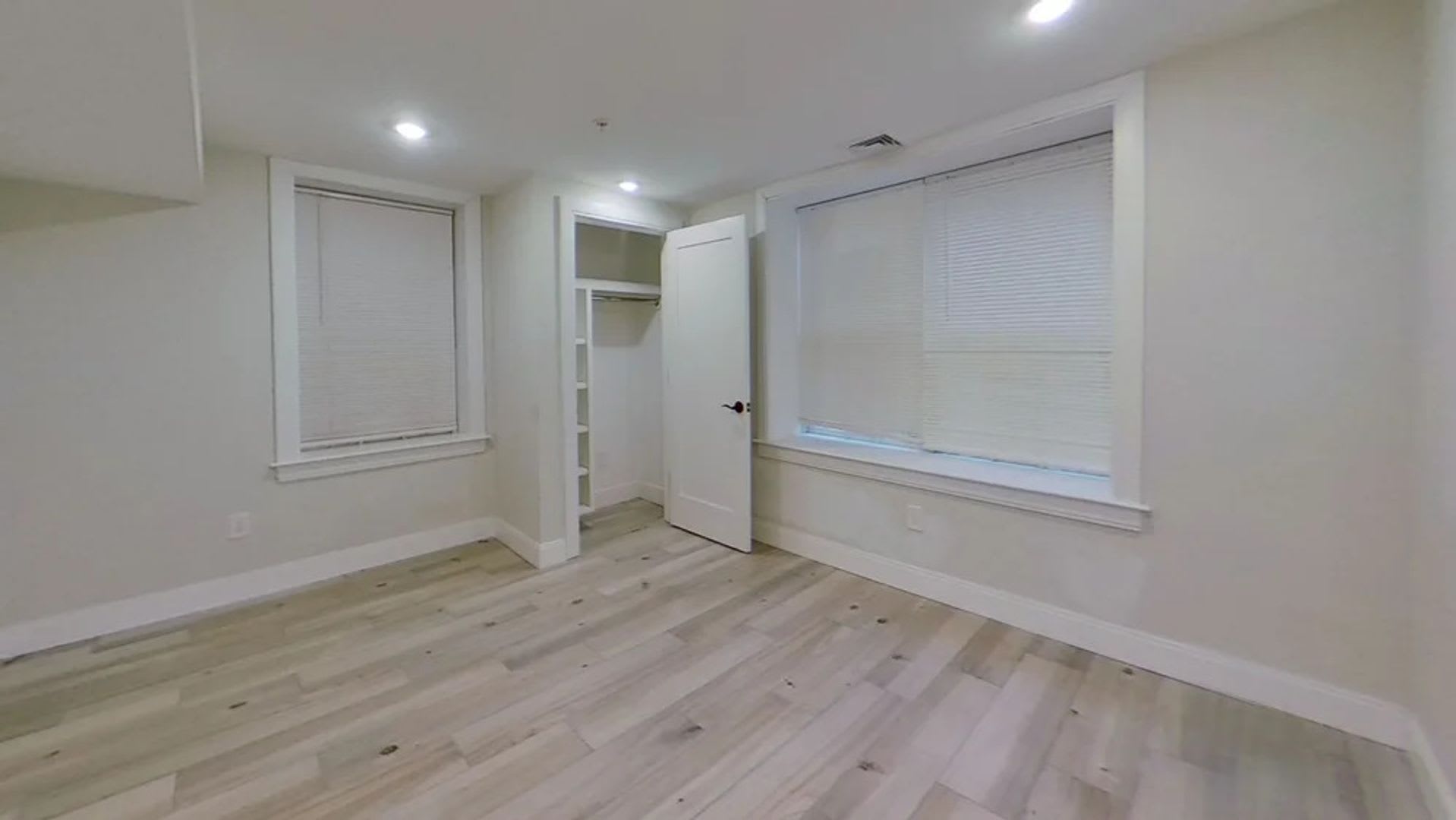 No Fee Luxury Unit in Packards Corner! Pet Negotiable, Laundry in Unit! – photo 5