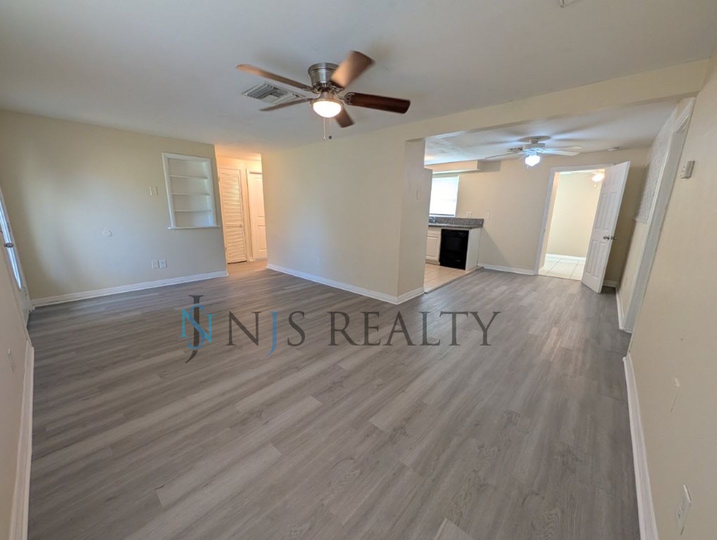 Just Reduced Newly Renovated 3 1 1 New Flooring New Paint Updated Kitchen Bath Fenced Yard A Must See – photo 3