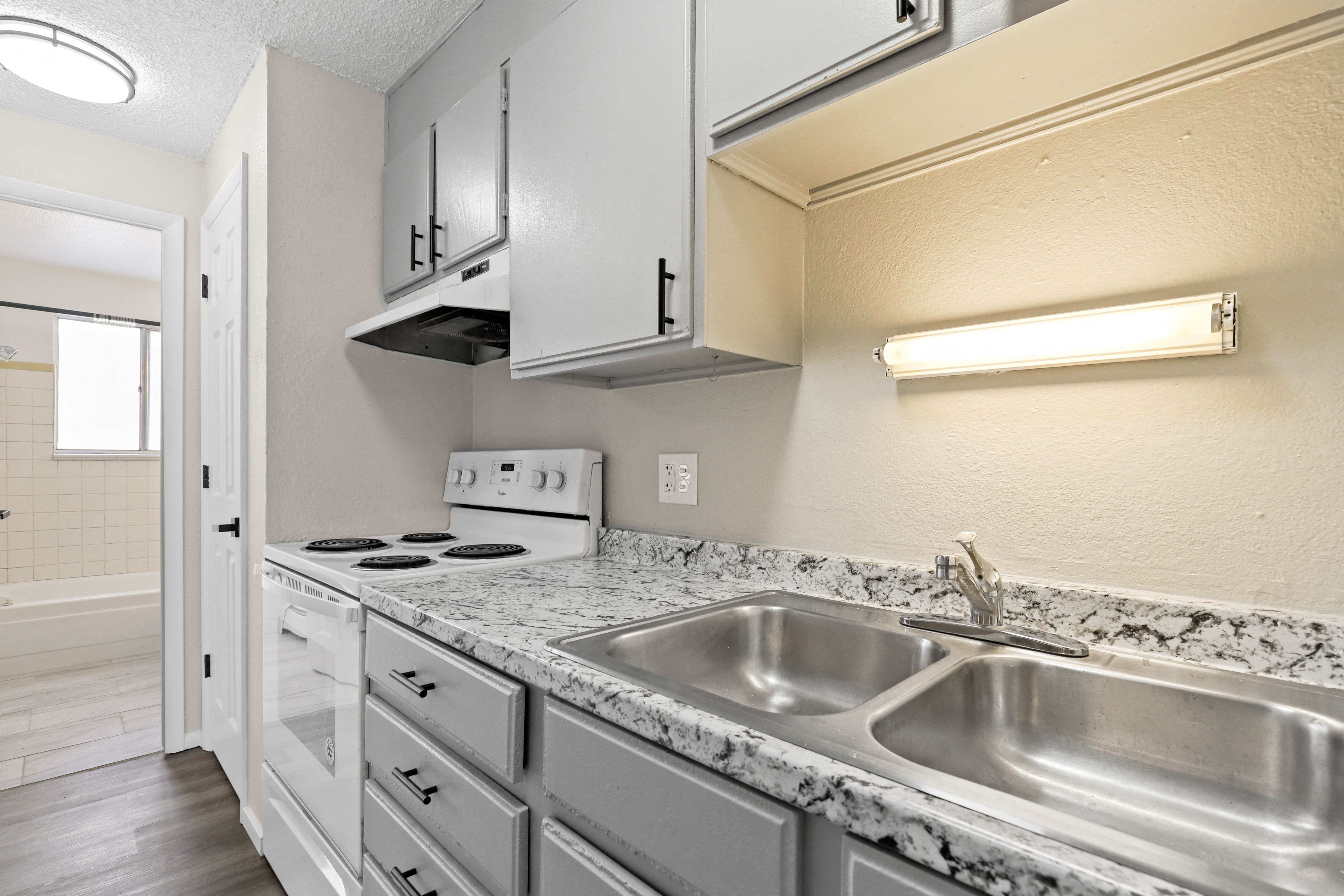 Royal Chateau Apartments – photo 2