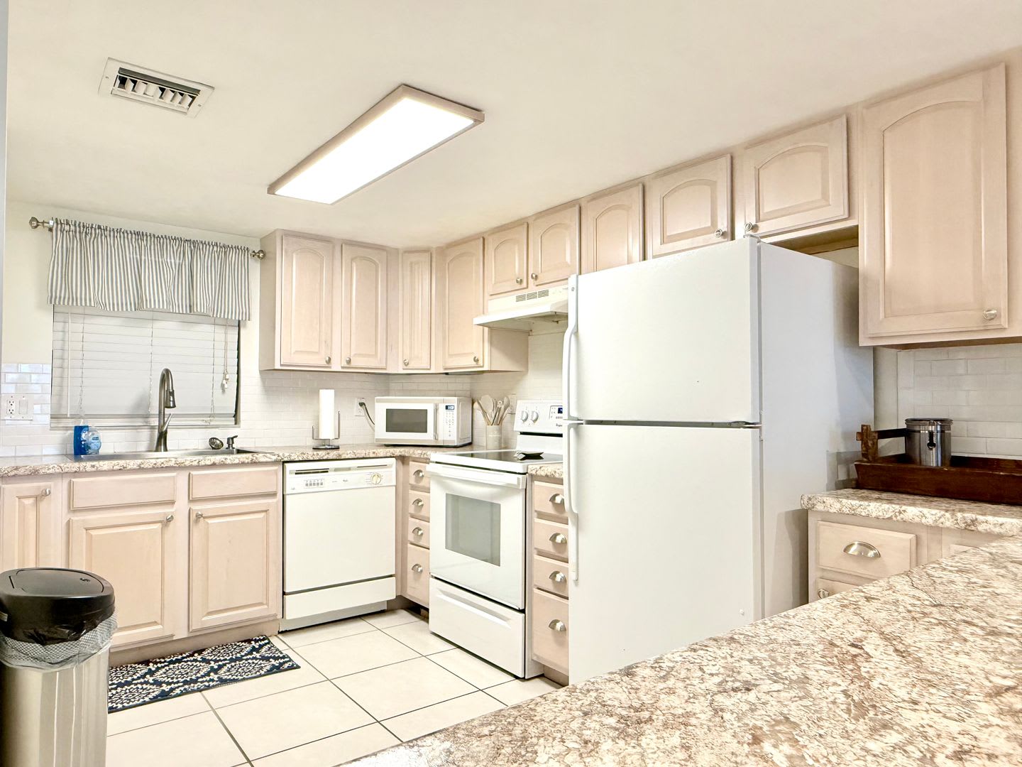 Coastal comfort awaits in this furnished 2Bedrooms / 2Baths condo in Daytona Beach! – photo 2