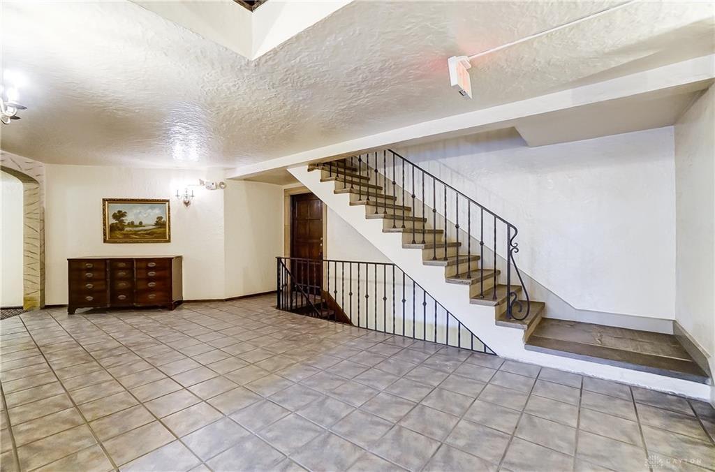 1211 Far Hills Ave – photo 4