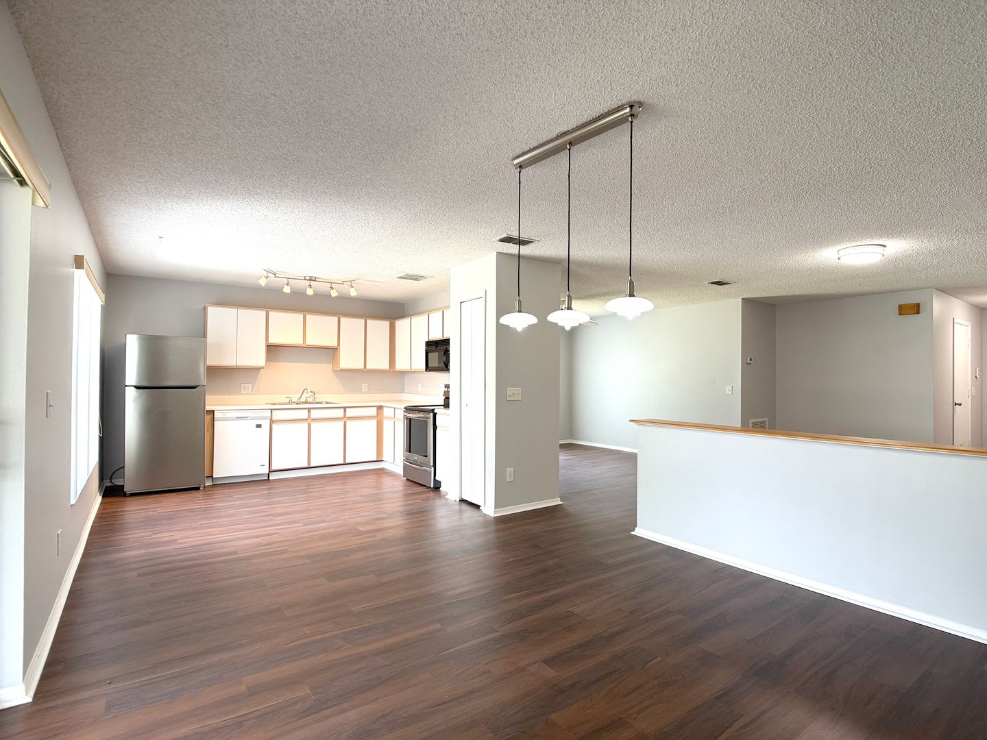 Move In Ready New Interior Paint New Laminate Flooring New Bathroom Tile Lawn Care Pest Control Included Pet Friendly Gated Community – photo 2