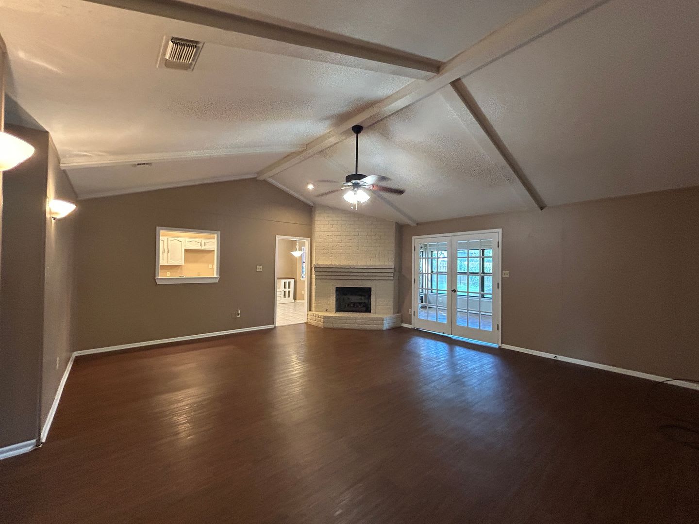 Live On The Hill Ceramic Tile Lvp No Carpet Washer Dryer Included Fireplace Fenced In Yard Nbisd – photo 2