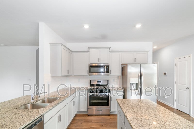 8019 Rowling Dr – photo 2