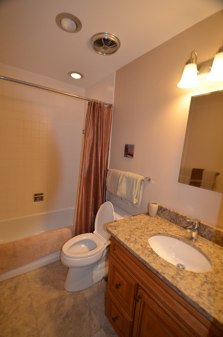 Long Winter Lease! Fully Furnished, on bus route! Remodeled Kitchen and Baths! – photo 2