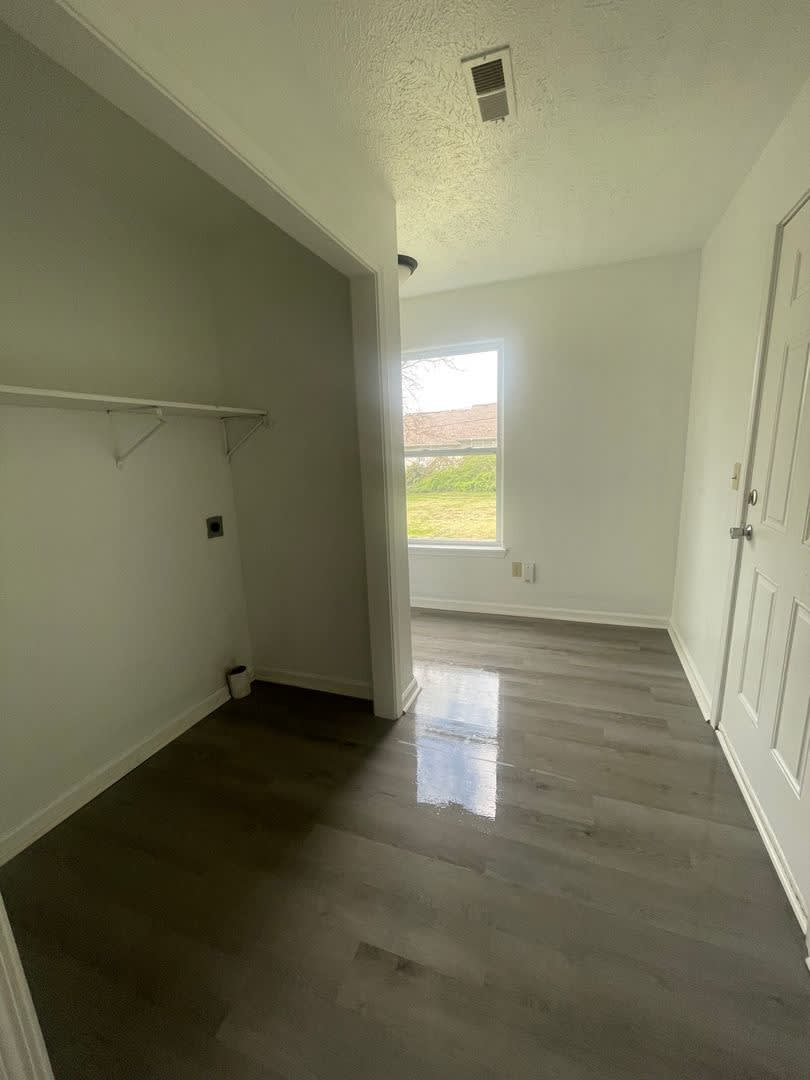 3 Bedrooms 2 Bathrooms Giant Backyard What More Do You Need – photo 4
