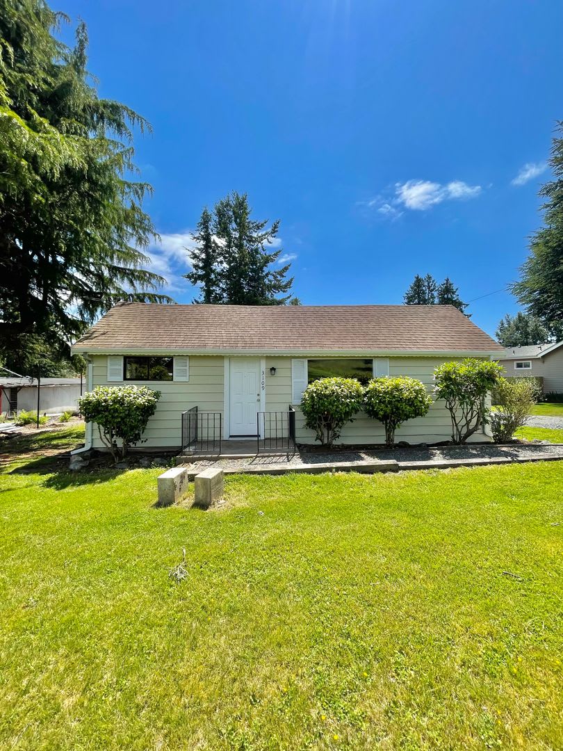 Newly Remodeled 3-bedroom 1 Bath, Spacious Home, All New Appliances and Flooring! – photo 2