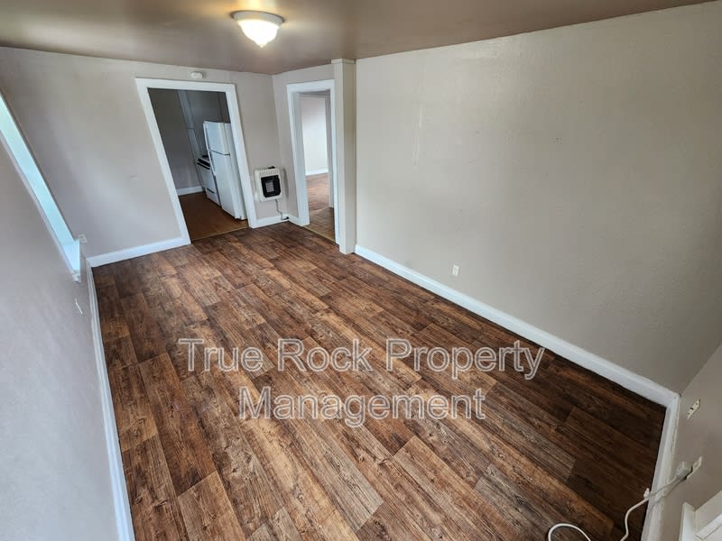 204 1/2 E 2nd – photo 4