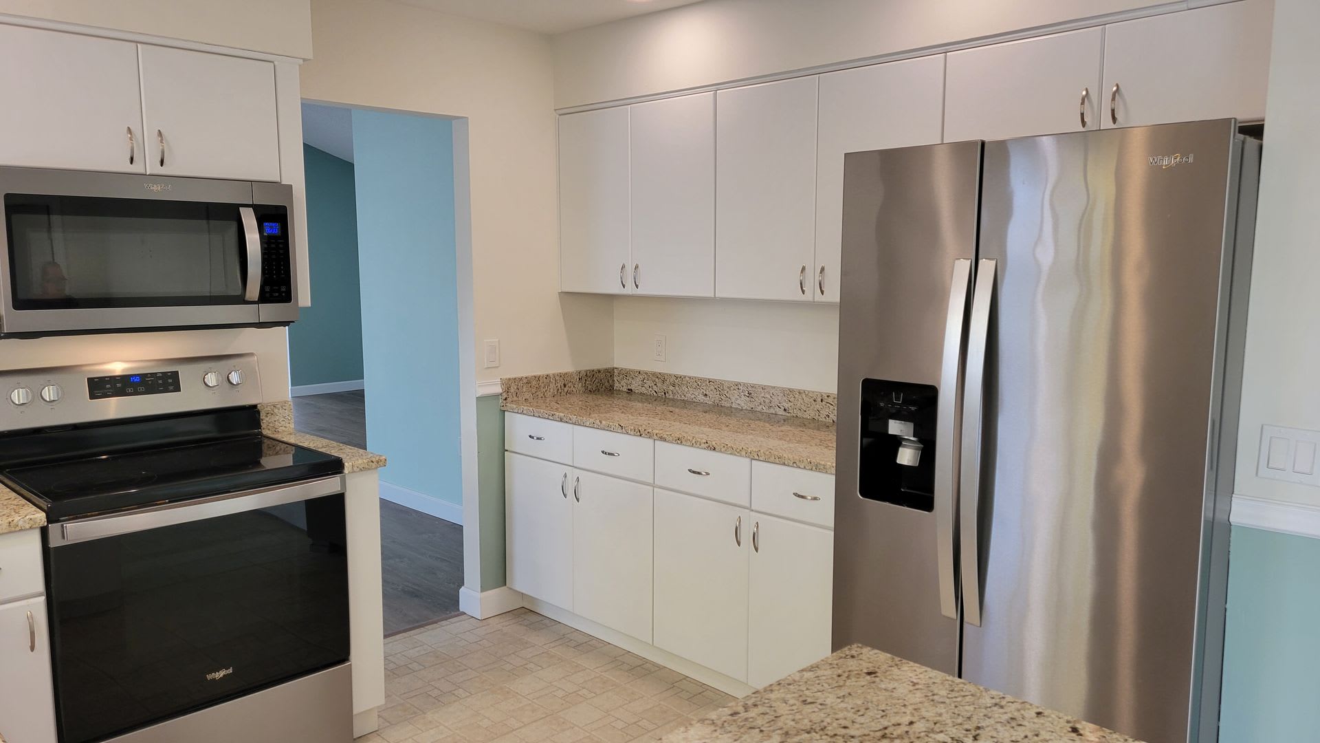 Annual UNfurnished renovated 2/2 villa in gated Bradenton community – photo 3