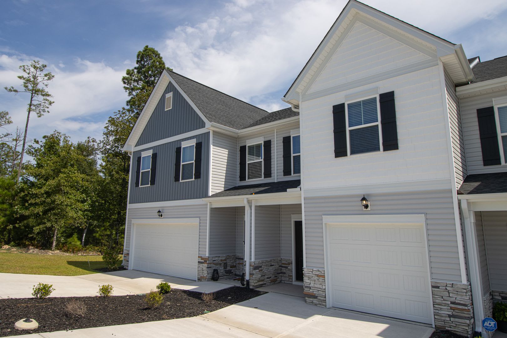 Beautiful 3-Bedroom Townhome with Modern Open-Concept Living – photo 3