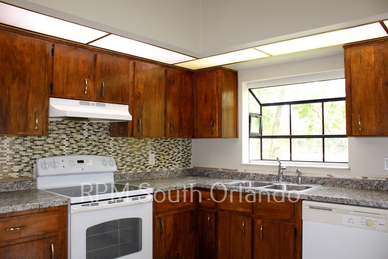 Mid-Century Charmer ONLY $2050/ Month – photo 3