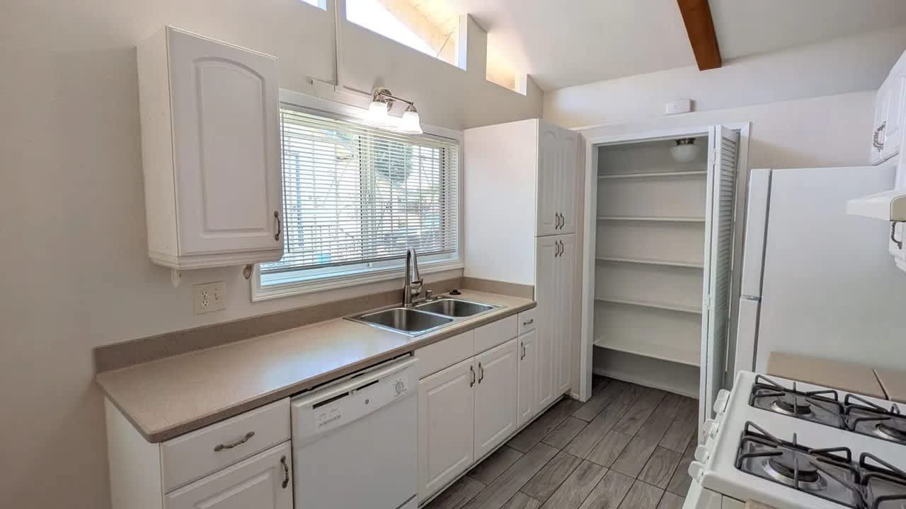 5778 Roswell St. – photo 4