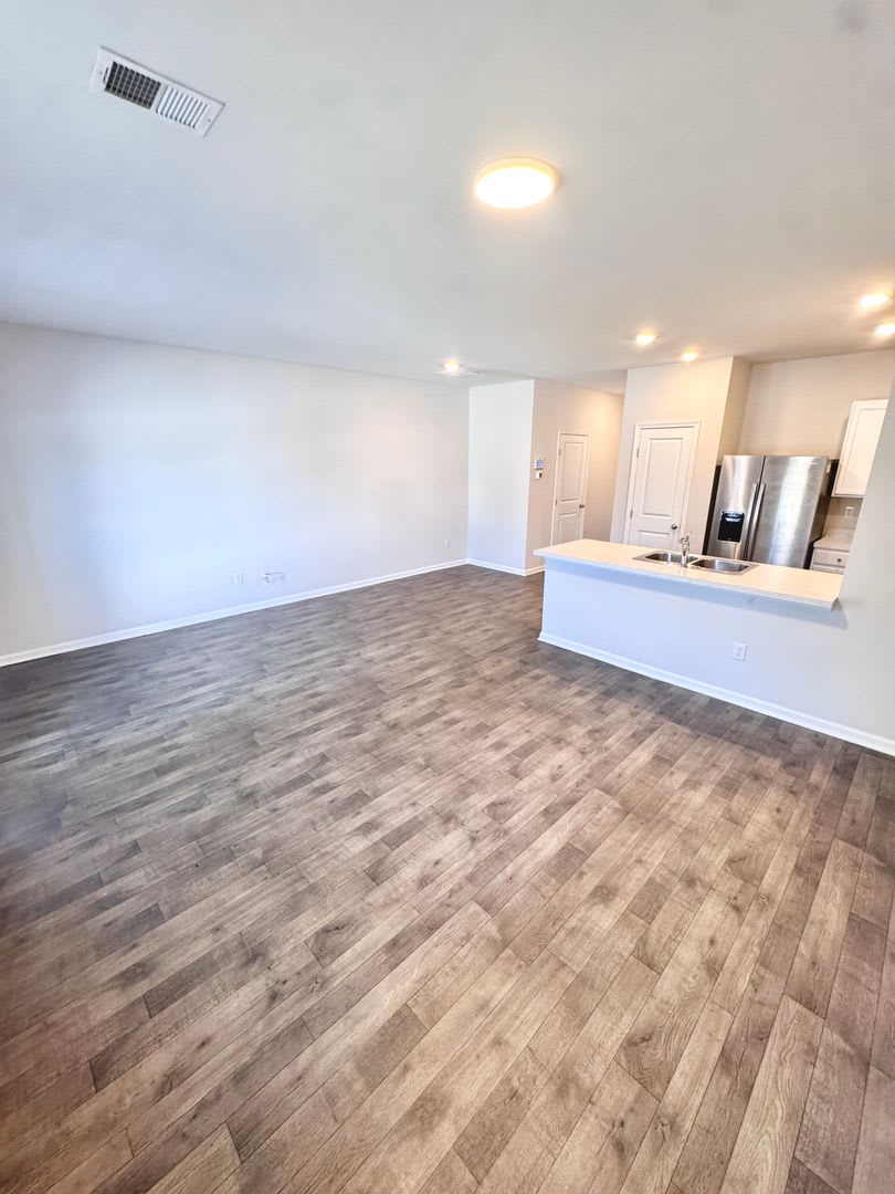 NEWER THREE BEDROOM TOWNHOME – photo 5