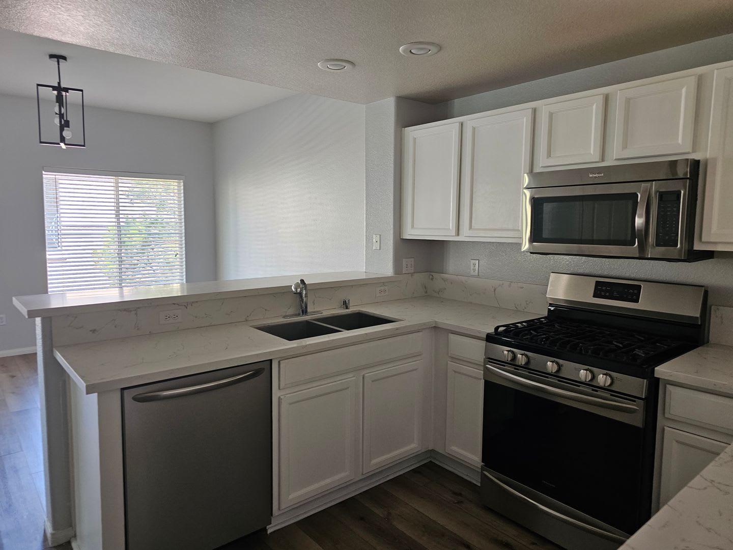 Townhome available in beautiful community – photo 4