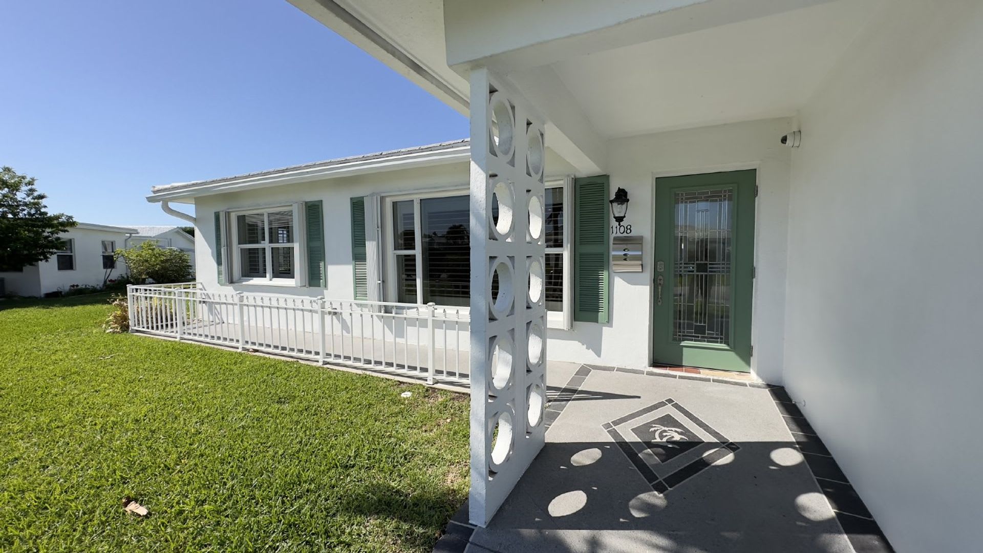 Lakefront 2BR Home in 55+ Leisureville Community – photo 5