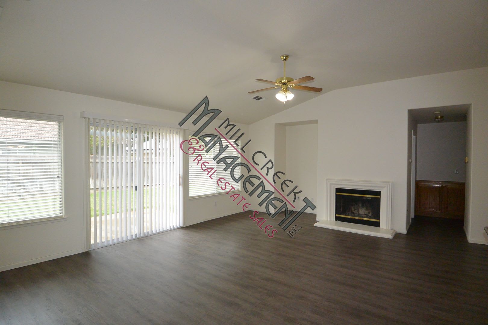 3 Bedroom 2 Bathroom Home in SW Visalia! Close to Shopping and Restaurants! – photo 3
