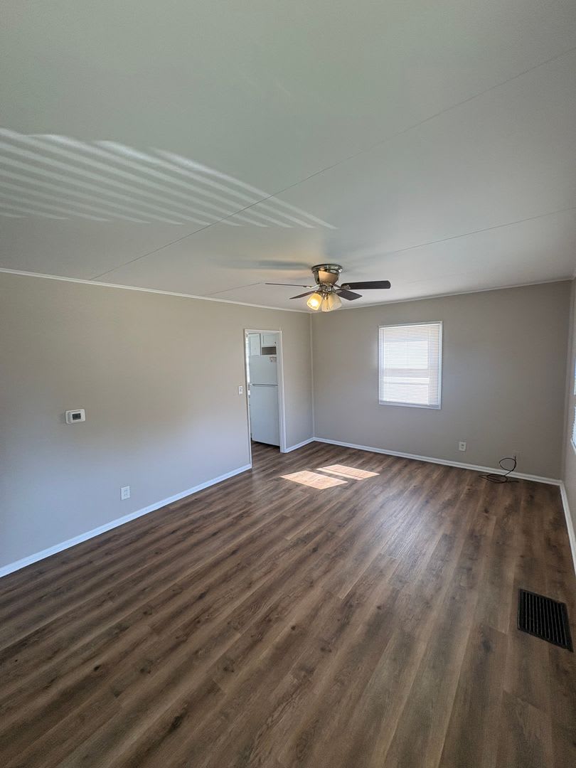 Charming 3-Bedroom Home in Peoria — Detached Garage, Off-Street Parking, Move-In Ready! – photo 3