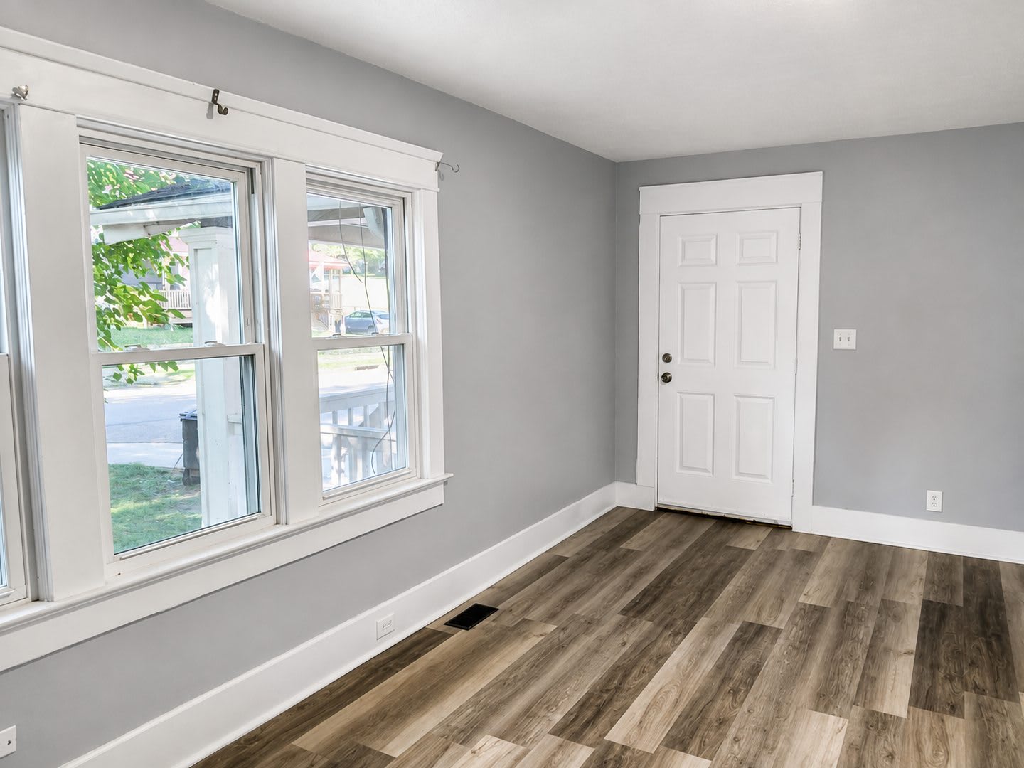 Three-bedroom one bathroom home for rent – photo 2