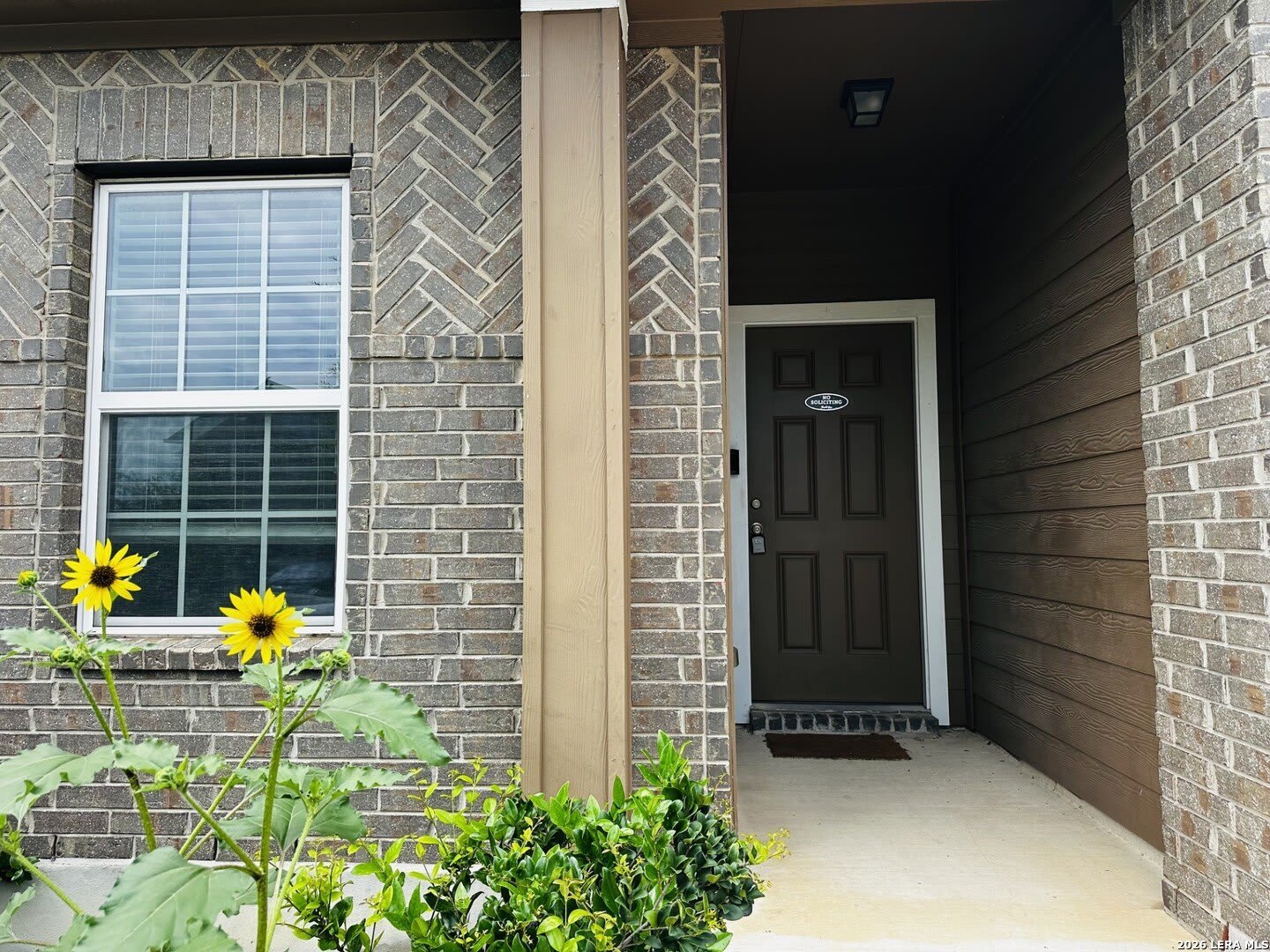 8907 LADBROKE GRV – photo 3