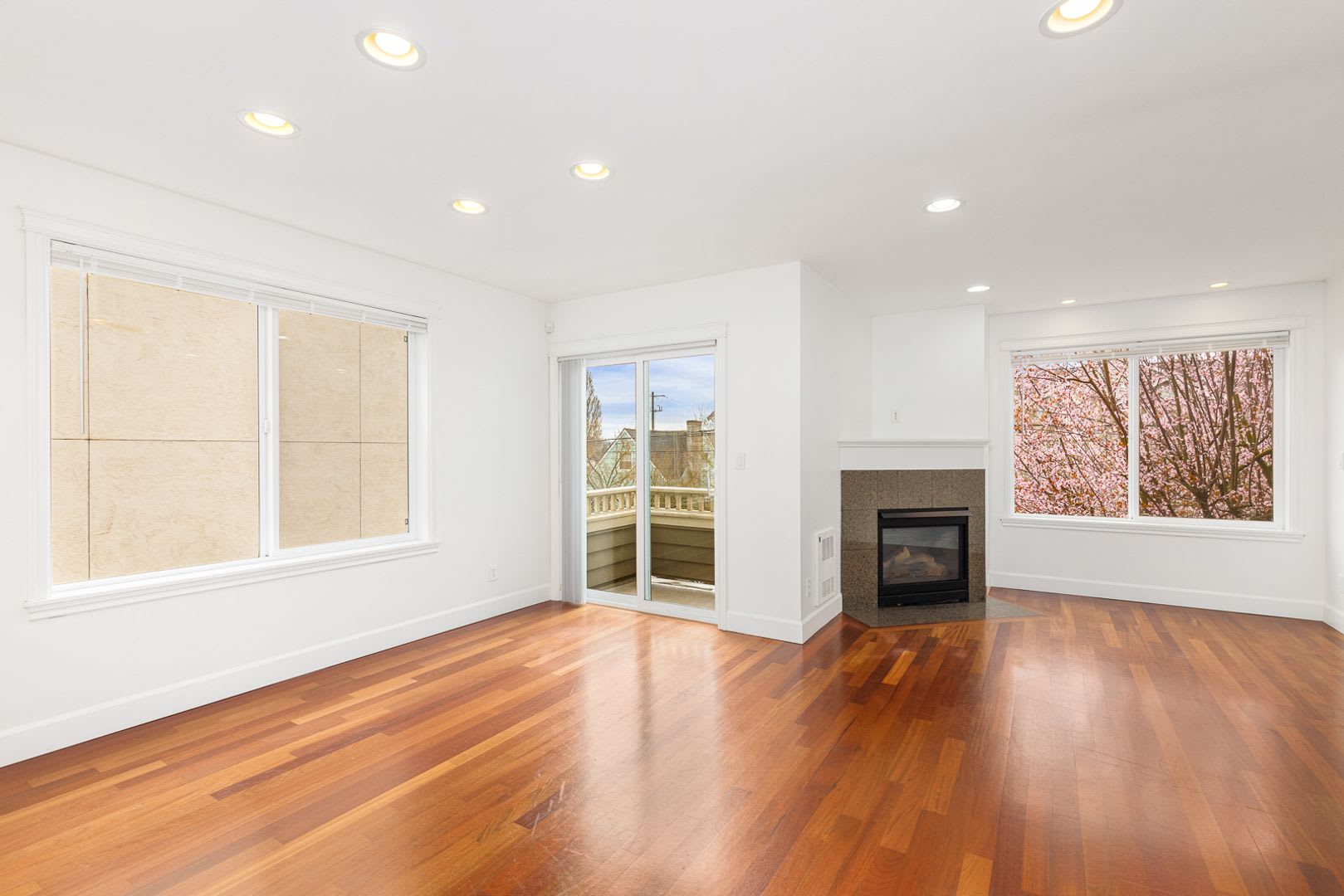 Fantastic Ballard 3 Bedroom 3 Bath Townhouse w/ Garage – photo 5