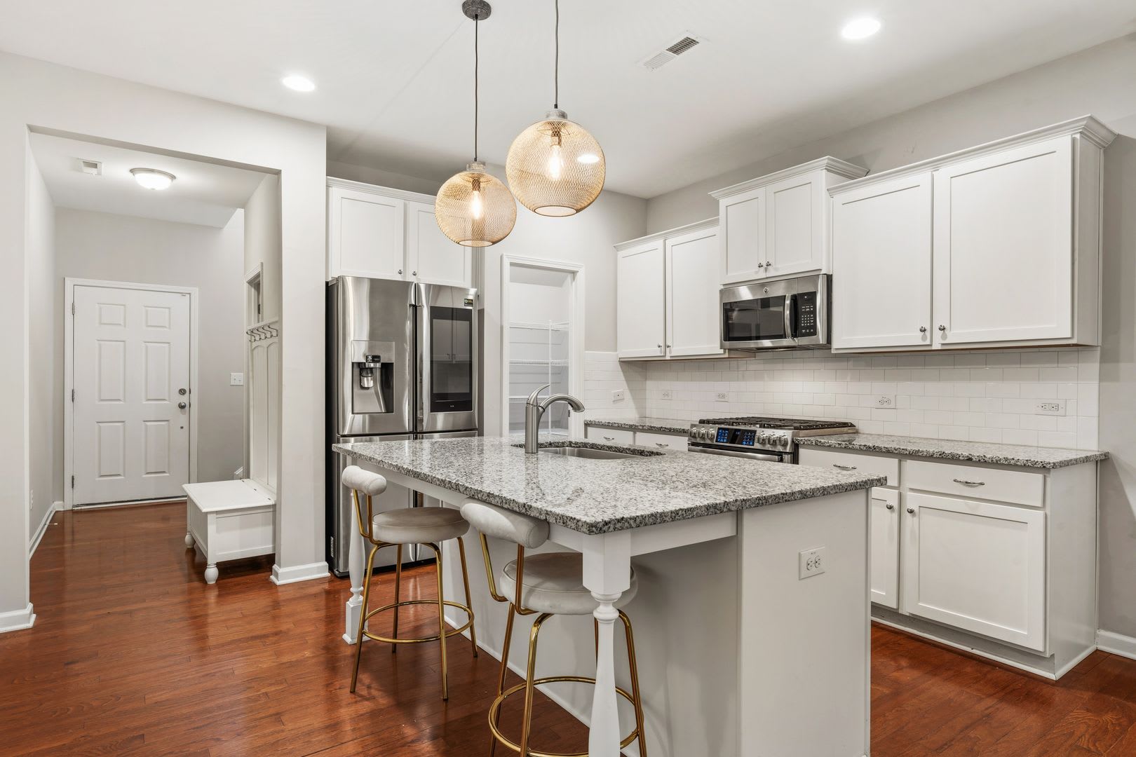Spacious 3-Bedroom Home with First-Floor Primary Suite in Woodlake – photo 4