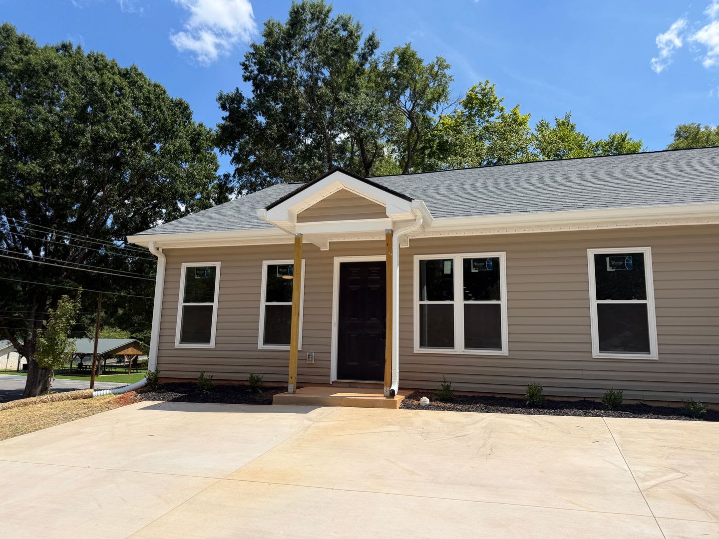 New Construction 2026 2bd/2ba Triplex in convenient location. – photo 1