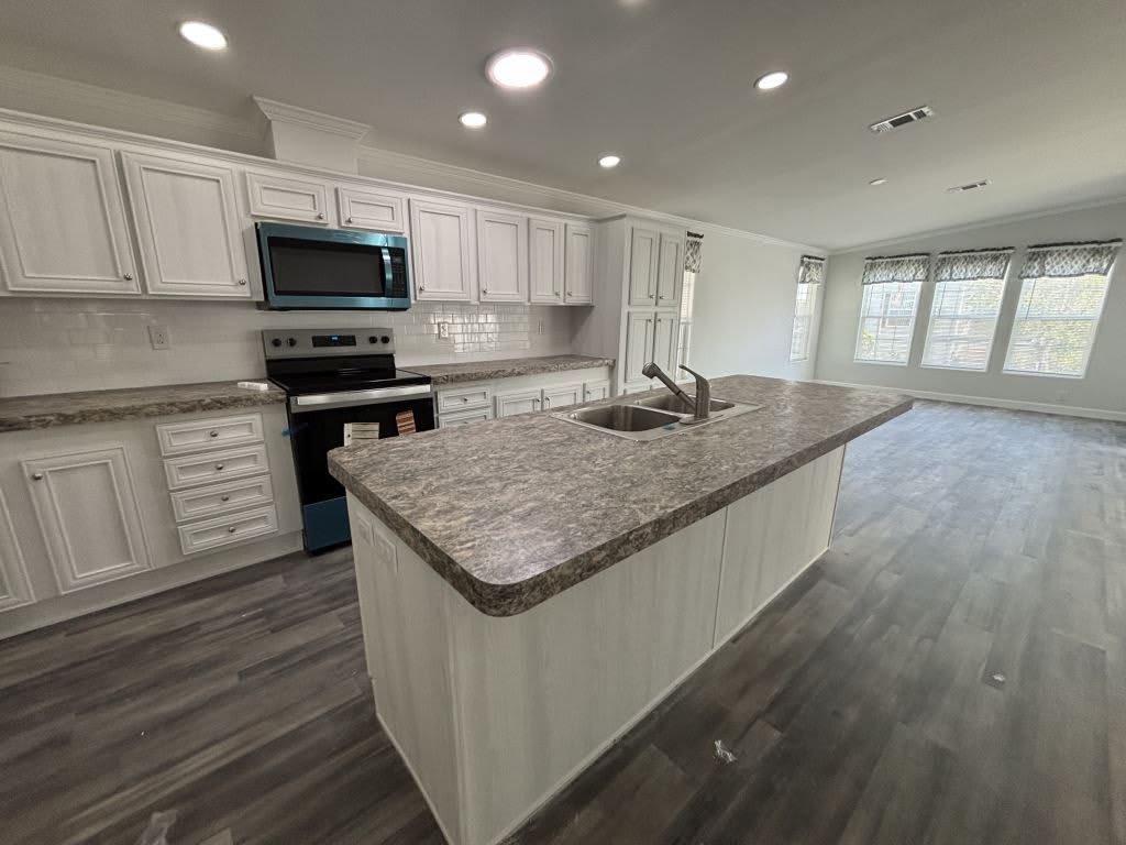940 Roseau Avenue – photo 3
