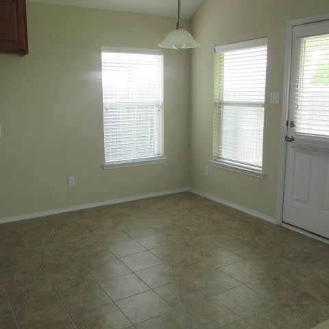 Cozy 3 bedroom home with walk-in closets! – photo 4