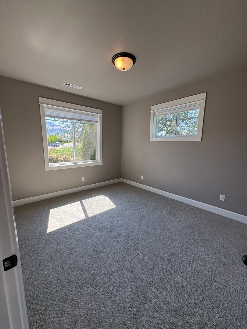 Beautiful 3 Bedroom 2 Bathroom Home in East Medford – photo 5