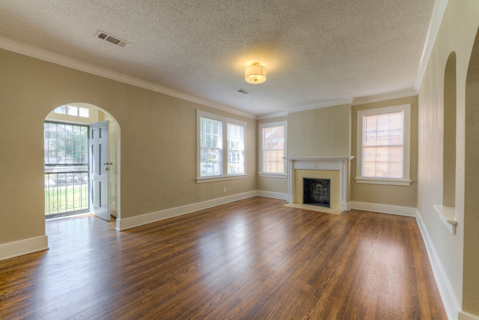 Beautiful 3-Bedroom Home with Modern Kitchen & Ensuite – photo 2