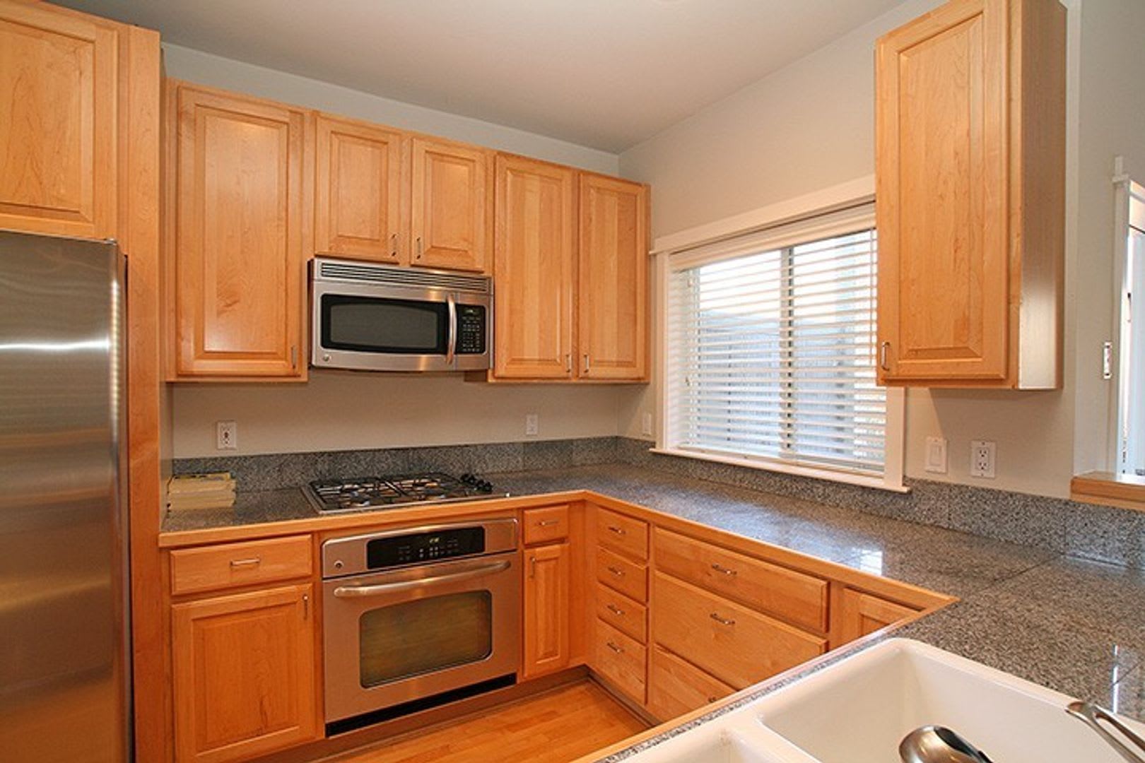 2bd/2.5ba Kirkland Townhome – photo 3