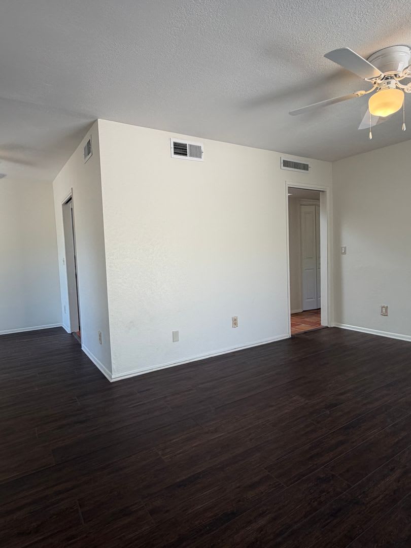 Stylishly Remodeled 2-Bedroom 2 Bath Townhome in Pueblo Villas – photo 4