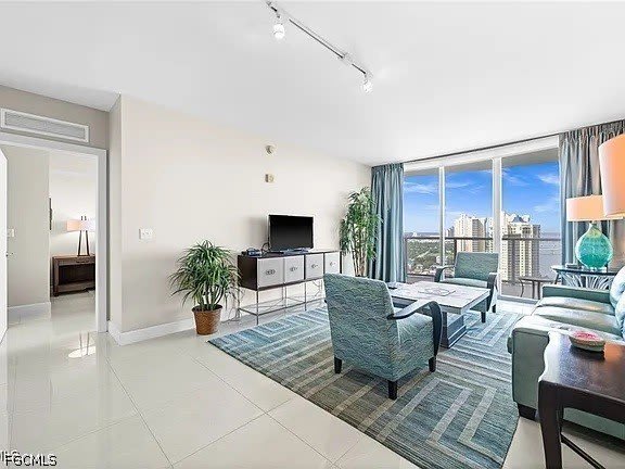 3000 Oasis Grand Boulevard – photo 4