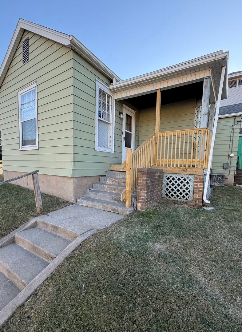 Charming 2 Bedroom Home with Garage on Corner Lot – photo 2