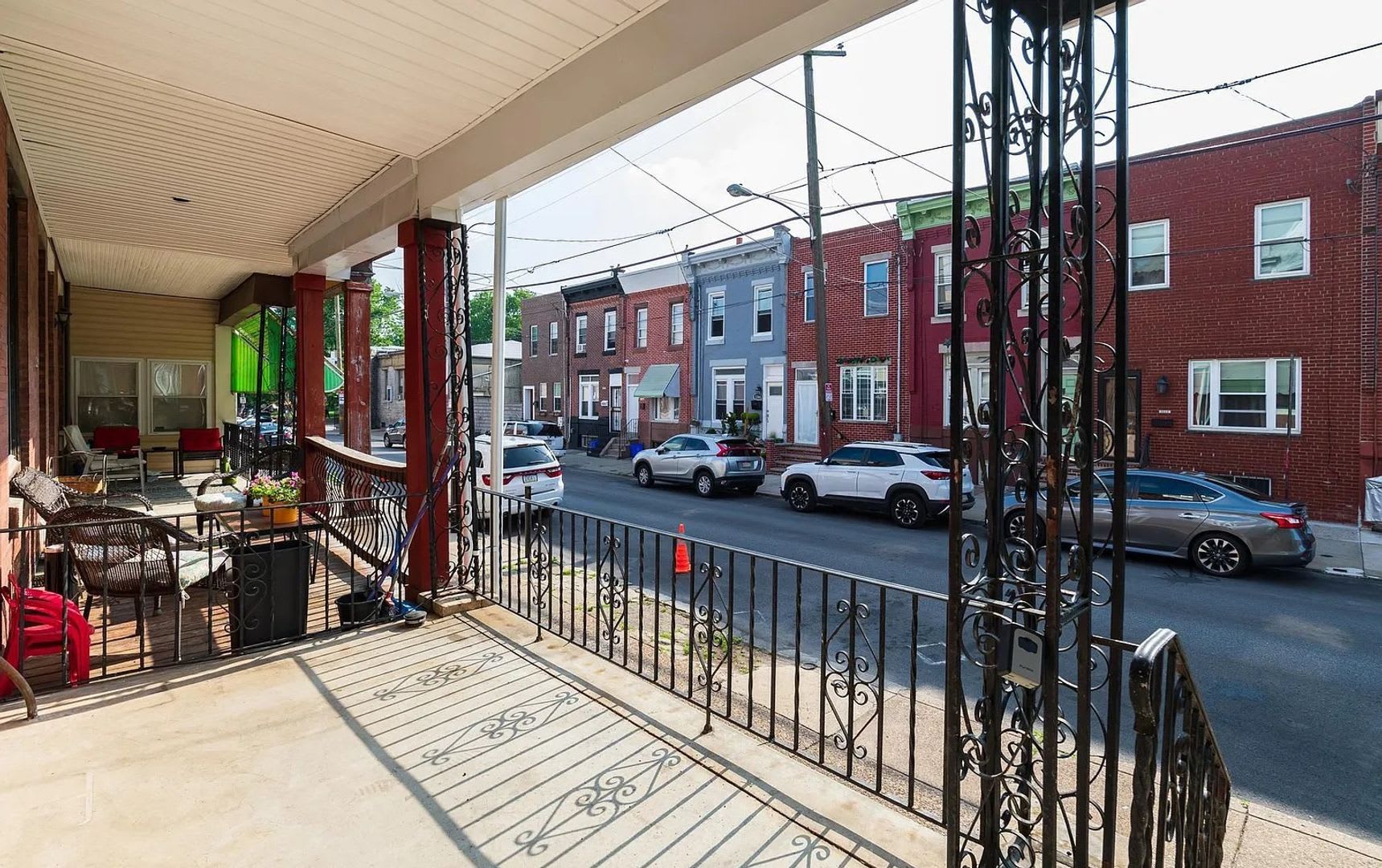 Charming 3-Bed/1.5-Bath Townhome in Point Breeze! Available Early October! – photo 2