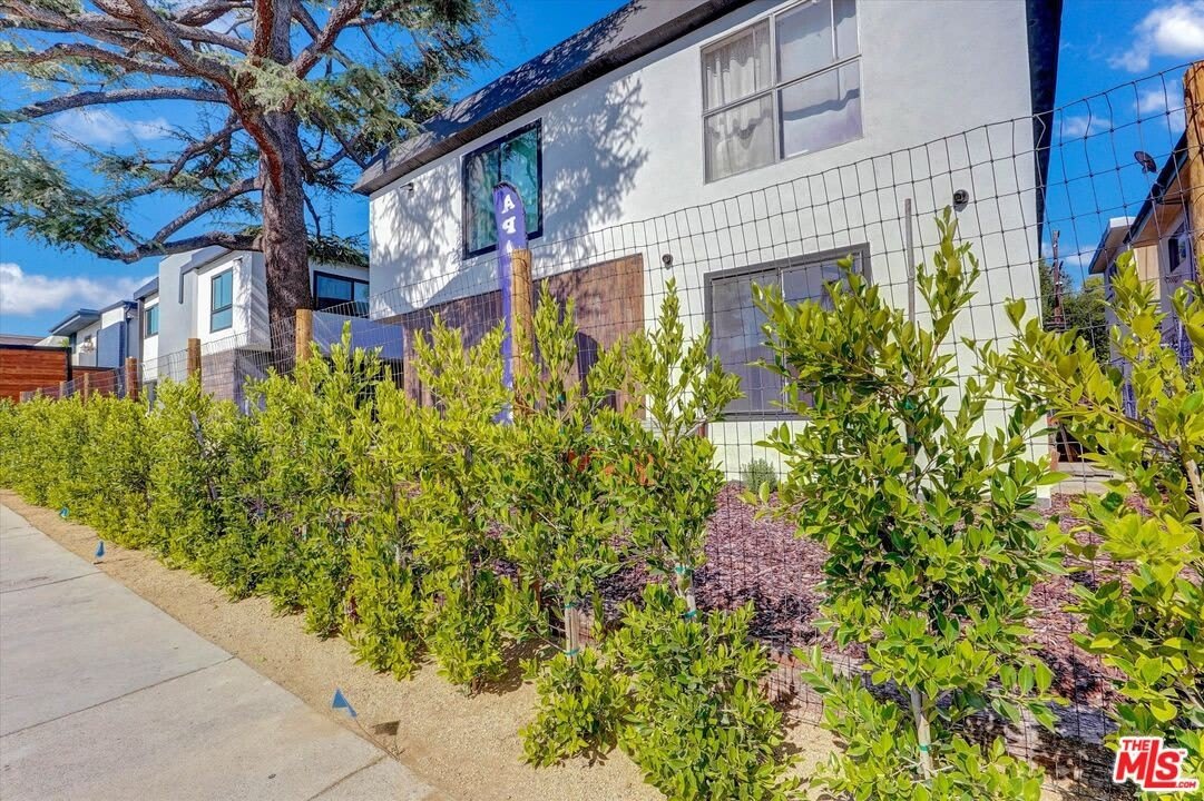 5722 Woodman Ave – photo 2