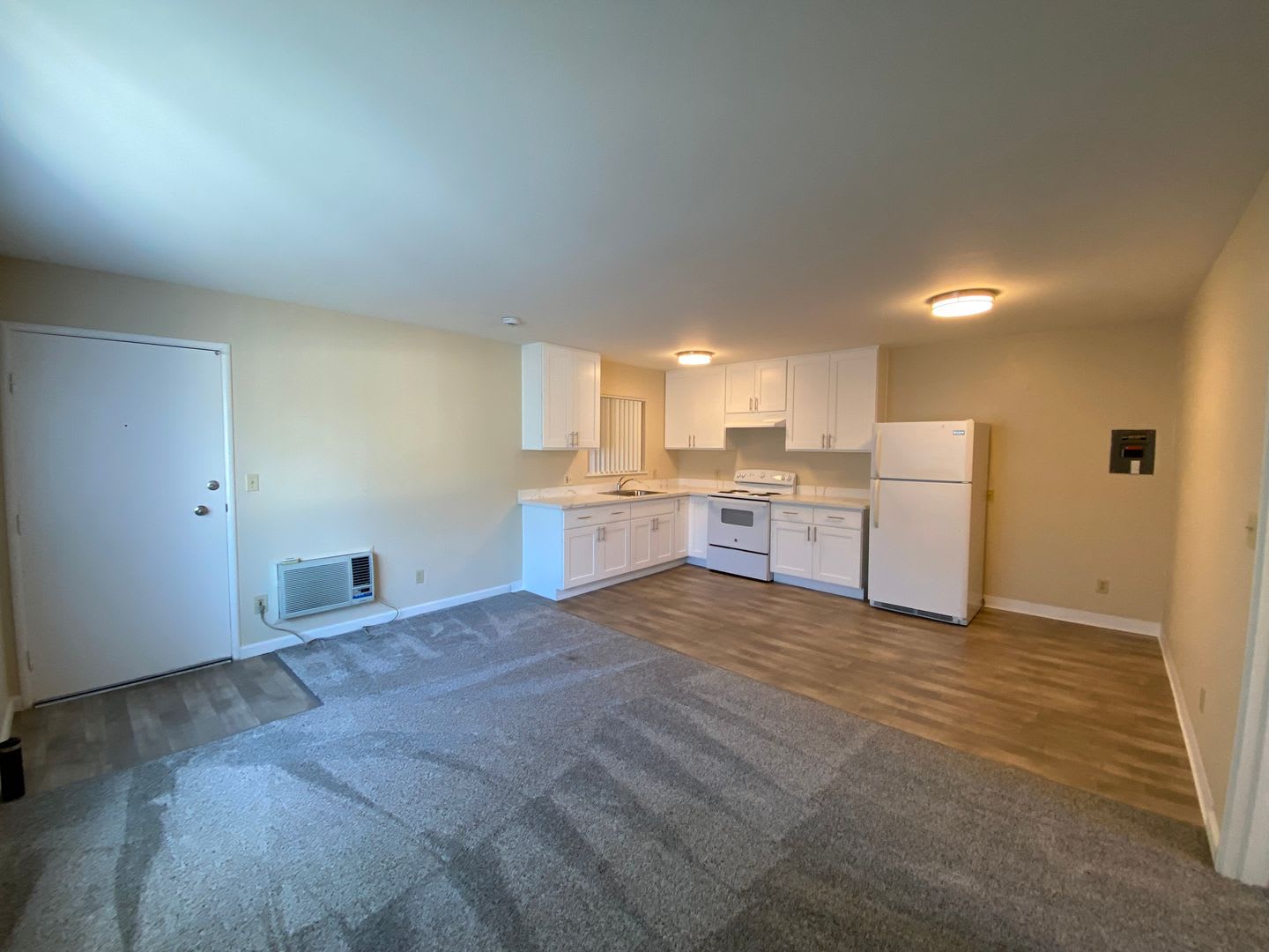 Remodeled 1 bed 1 bath apartment available now – photo 1