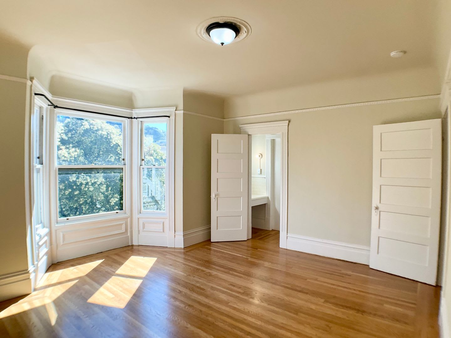 Top Floor FULL FLOOR FLAT! Dual-Pane Windows, Dishwasher, Laundry On-site! – photo 4