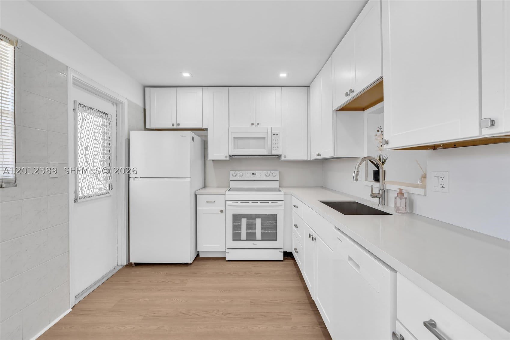 218 NE 12th Ave – photo 1