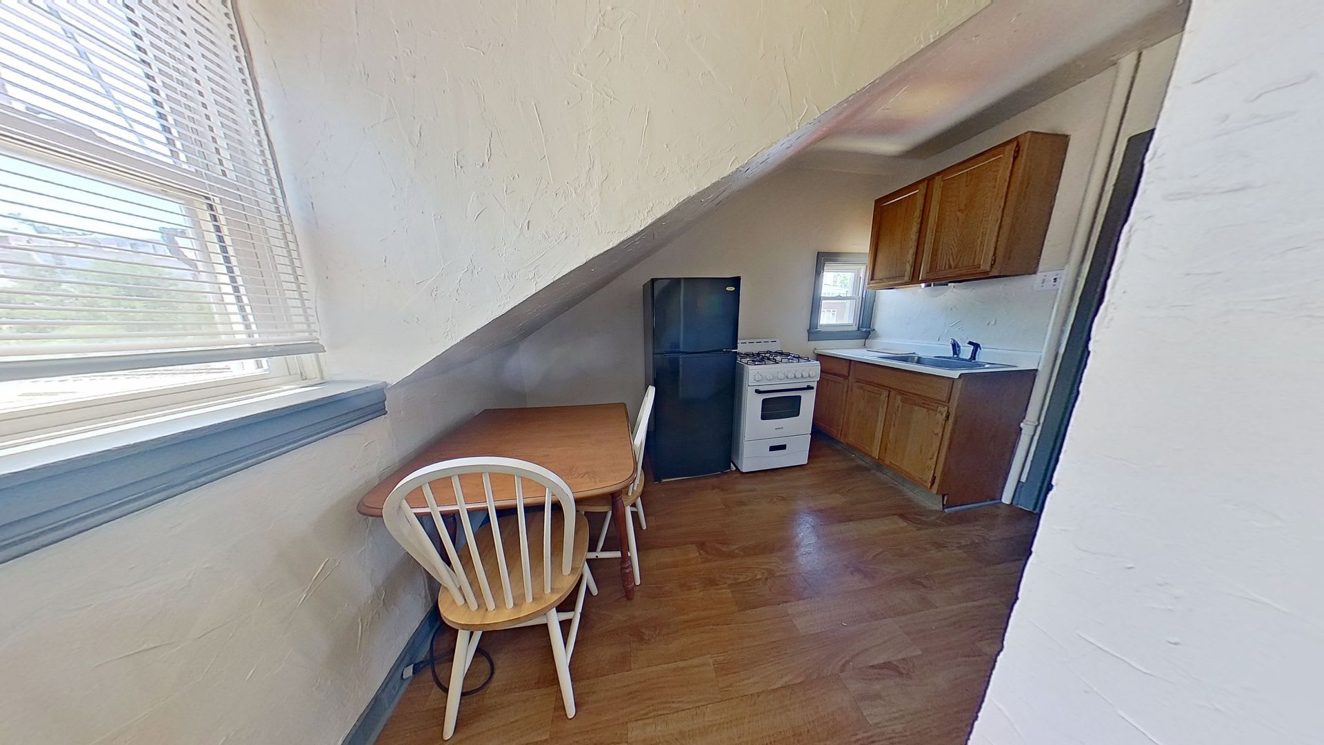 2nd Floor Apartment w/ ALL Utilities Included – photo 3