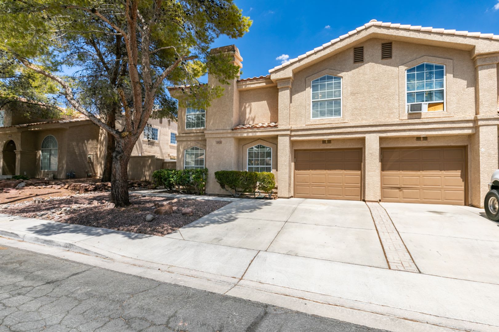 Beautifully Upgraded 3 Bedroom Green Valley Townhome With Stylish Designer Finishes – photo 2