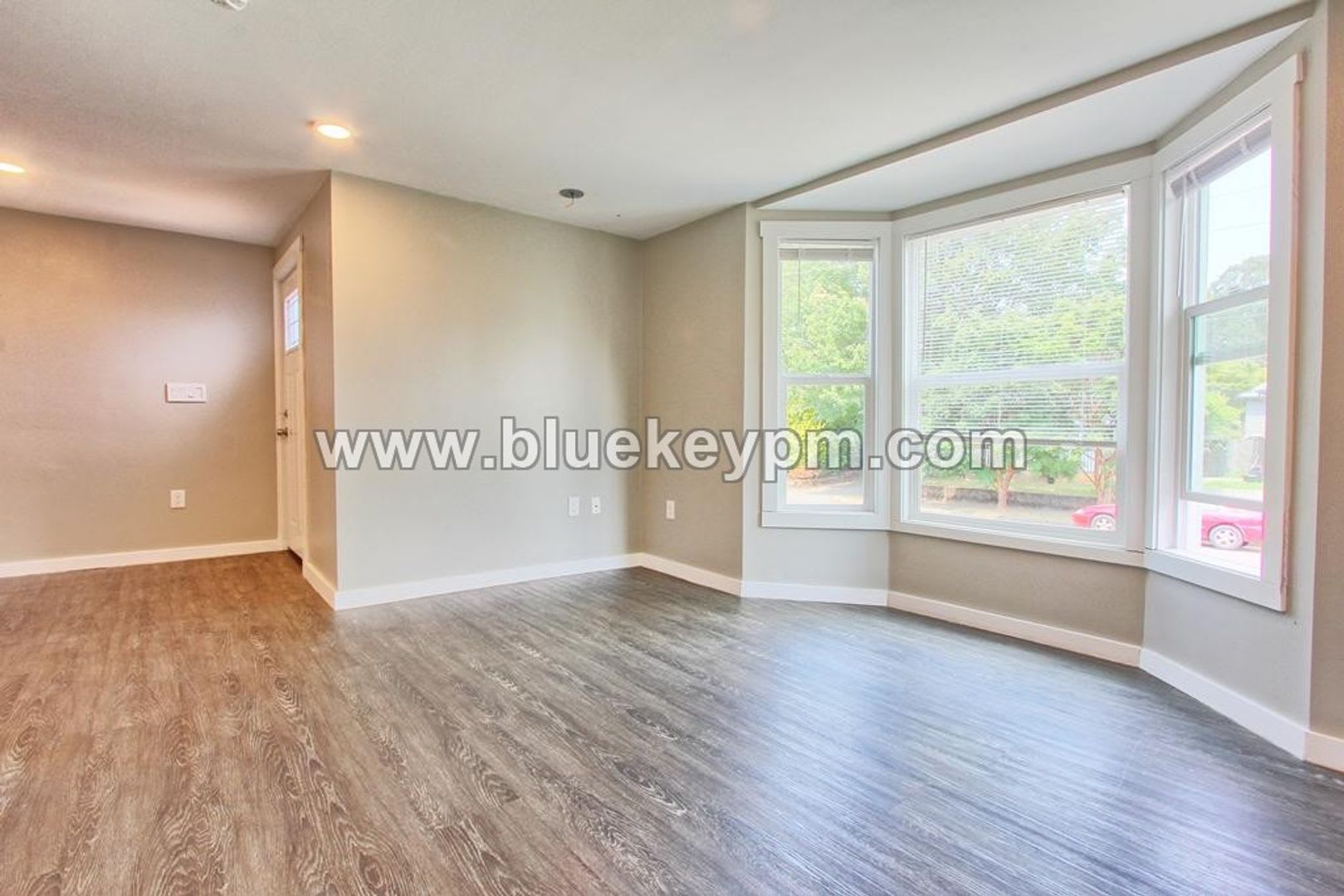 2 Bed, 1 Bath Unit in Triplex on Grant Street in Vancouver – photo 2