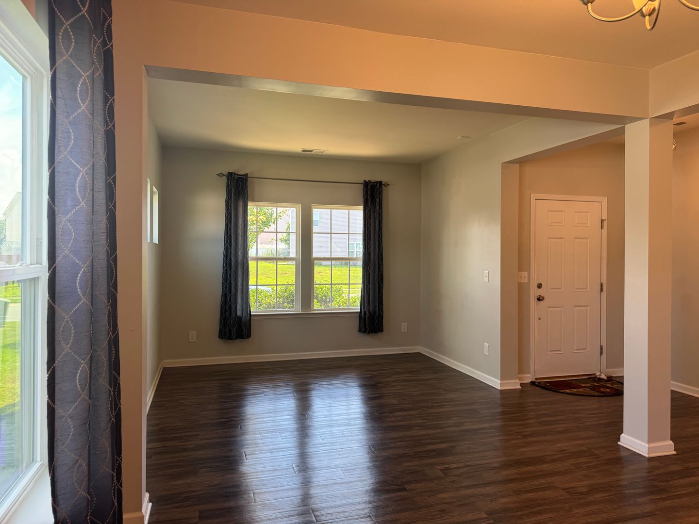 Five Bedroom Home In The Villages Of Denver – photo 5