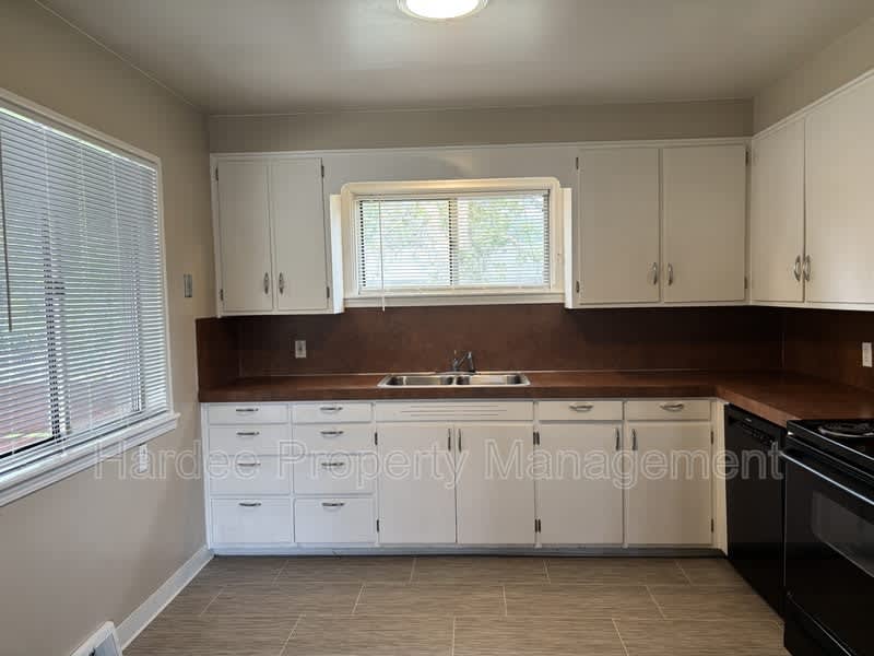 2714 Kathryn St – photo 3