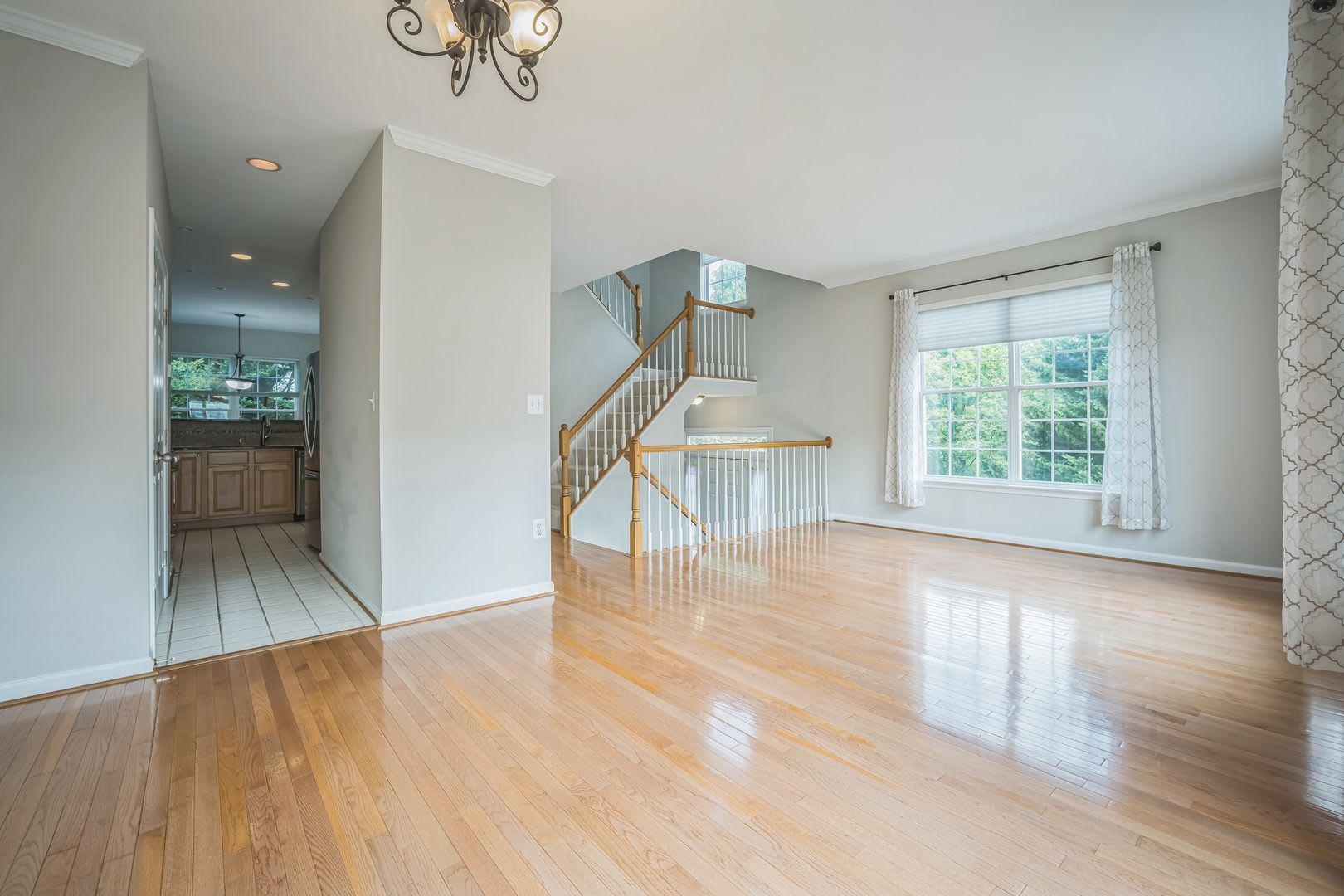 Spacious 4-Bedroom Townhome in Prime Alexandria Location – photo 2